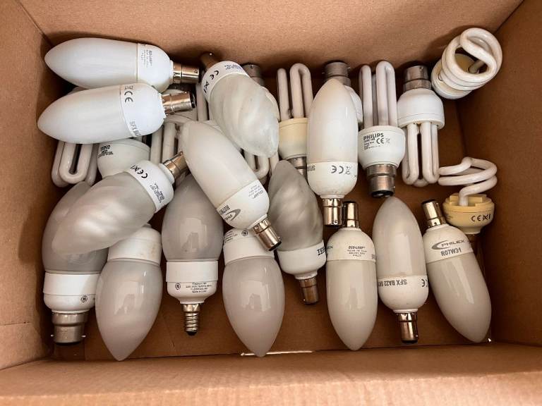 25 x VARIOUS ENERGY SAVING LIGHT BULBS • LARGE/SMALL BAYONET SCREW FITTINGS