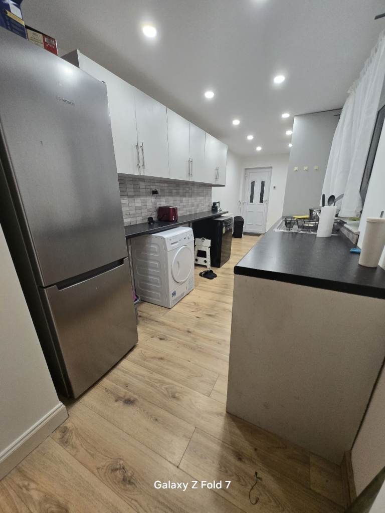 Large luxurious room in a residential area in NN2 7HX