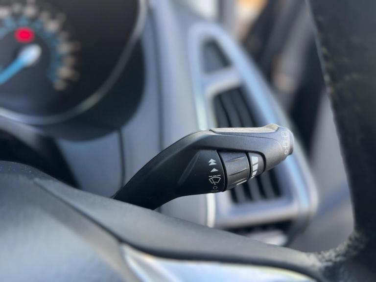 2012 Ford Focus 1.6 TDCi 115 Zetec 5dr HATCHBACK DIESEL Manual