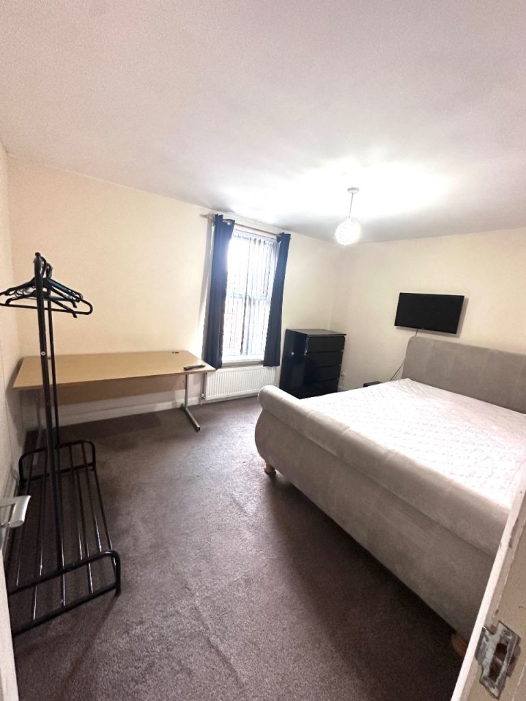 Short term room available for female (close to hospitals and university)