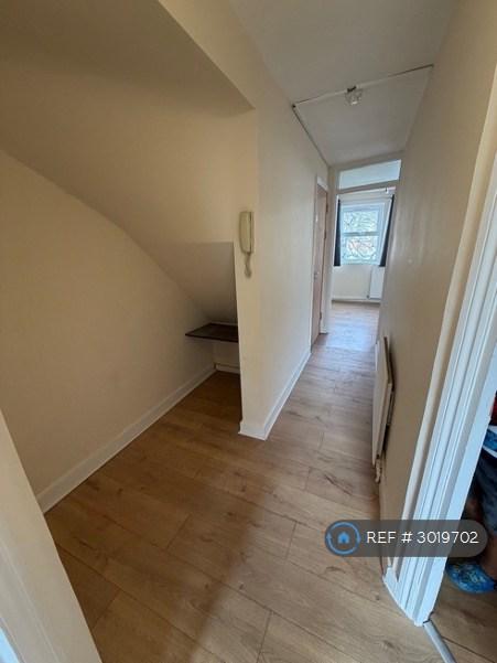 2 bedroom flat in Hibernia Road, Hounslow, TW3 (2 bed) (#3019702)