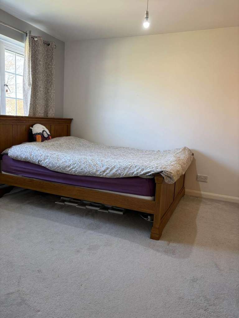 Spacious & Cosy Ensuite Room for Rent in - BS32 0BB