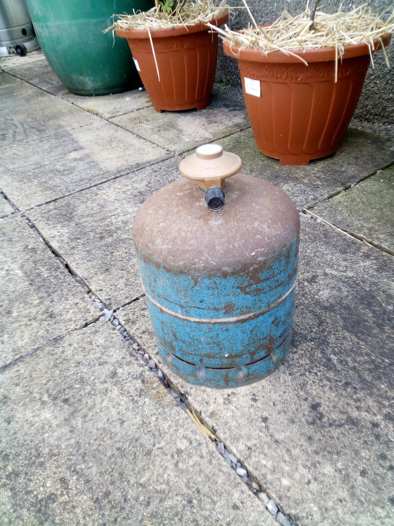 GAS BOTTLE FOR CAMPING BUTANE  6.5 KG  FULL OF GAS 