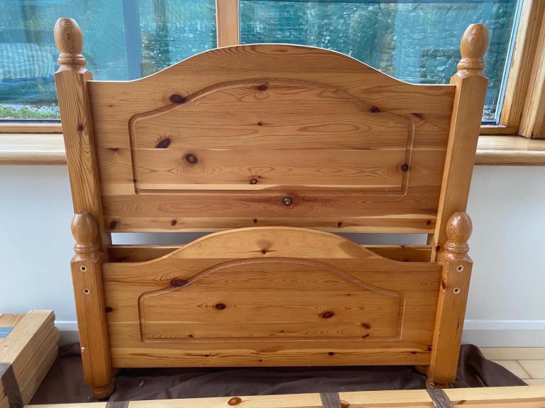 Single bed frame plus pull out 