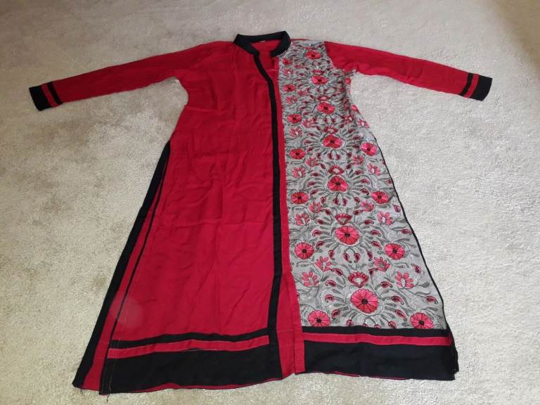 Pink/Grey/Black Coloured Salwar Kameez Set with floral patterns (Medium)