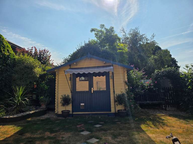Wooden Garden Shed / Summerhouse – Good Condition