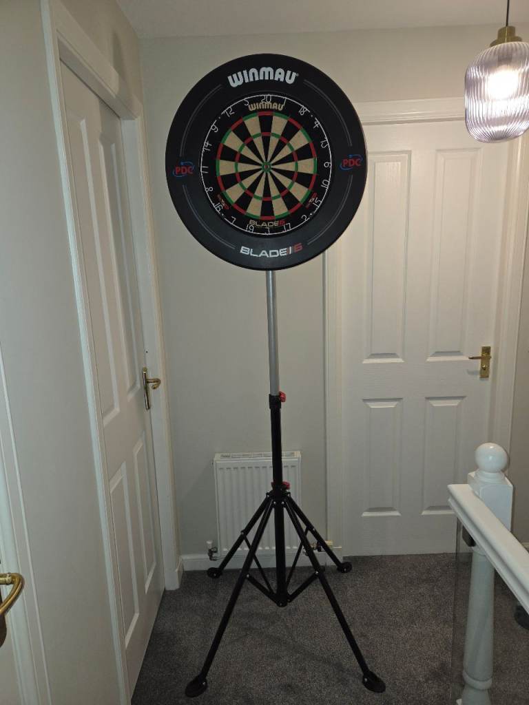 Blade 6 dartboard and stand set of darts 