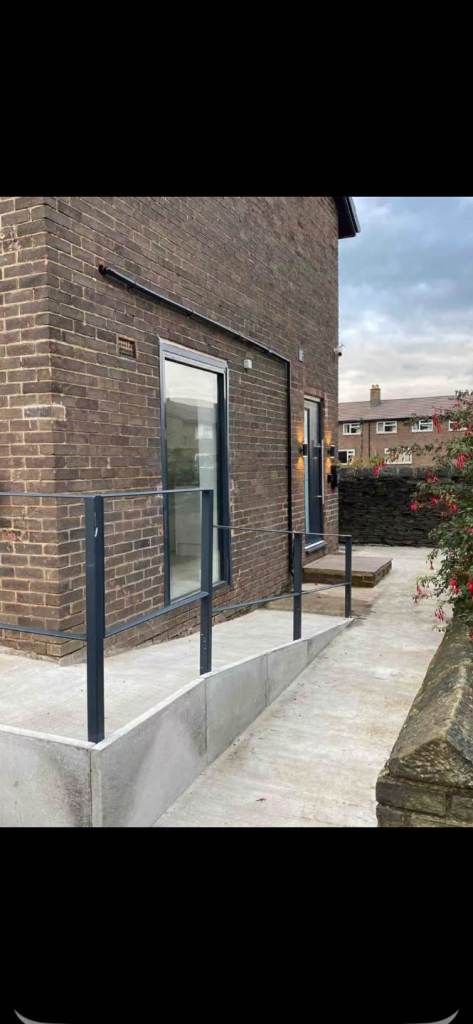 2 bedroom flat in Lindley 