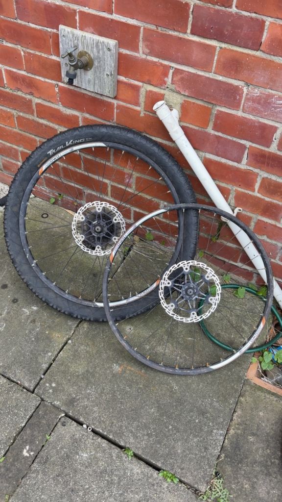Carrera banshee wheelset with 203mm hope floating rotors