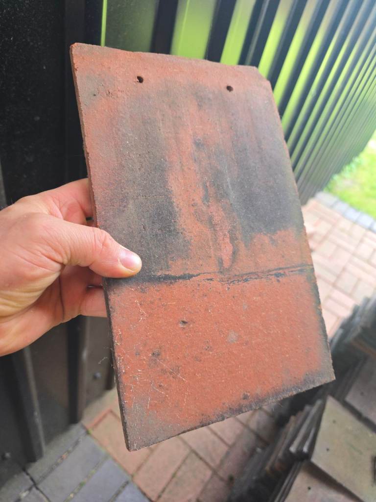 AROUND 264 CERAMIC ROOF TILES