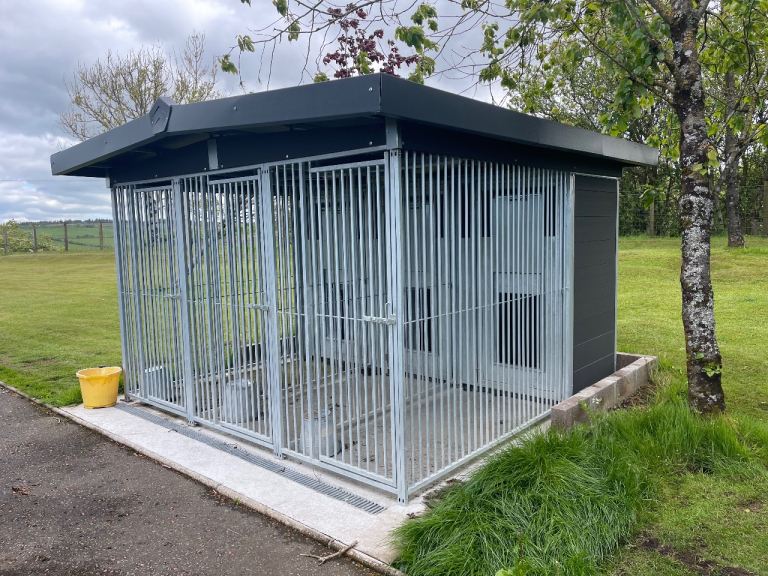 Large Outdoor Dog Kennel – Heavy Duty – Excellent Condition