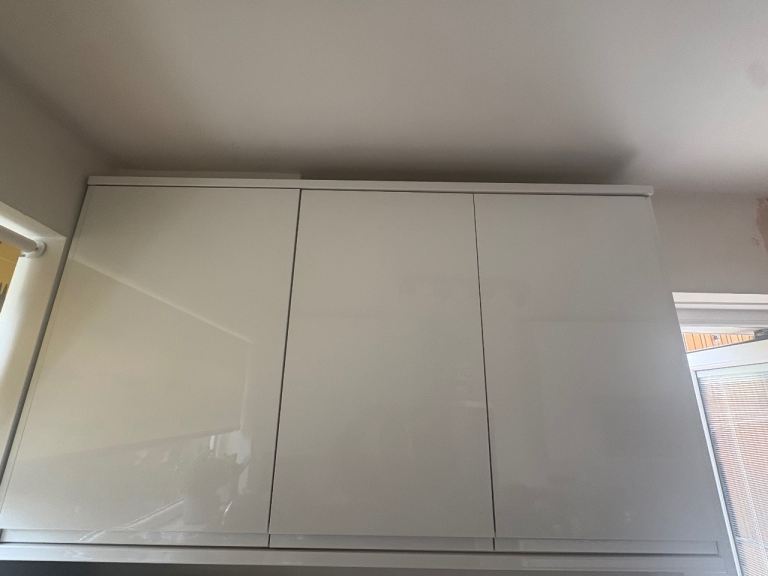 Howden White Gloss Kitchen and Appliances 