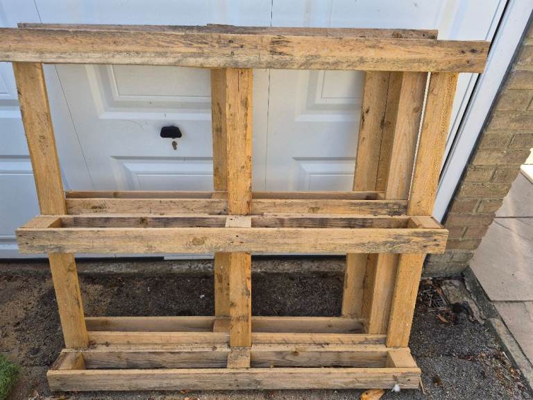 Free wooden pallets 