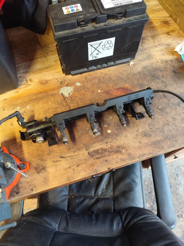 Injectors rail for ford fiesta MK7 1.25 petrol