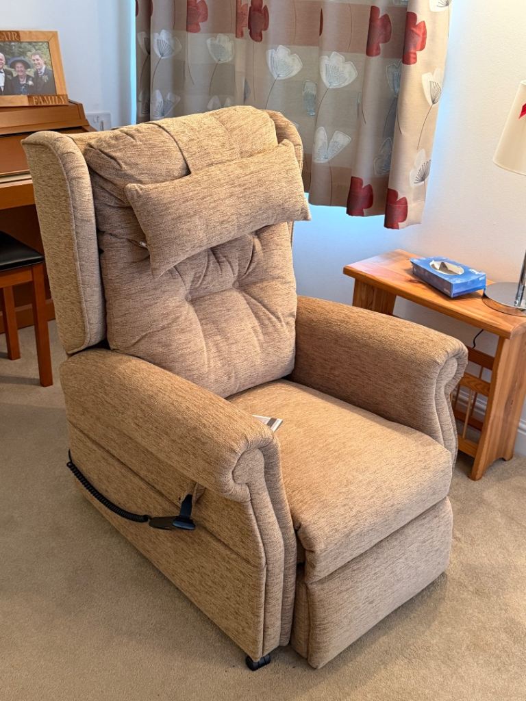 Grosvenor Riser Recliner Chair