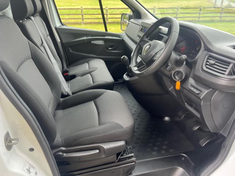 RENAULT TRAFIC SL28 2.0 BLUE DCI 130PS BUSINESS L1H1 SWB VAN 22 REG 35,800 MILES