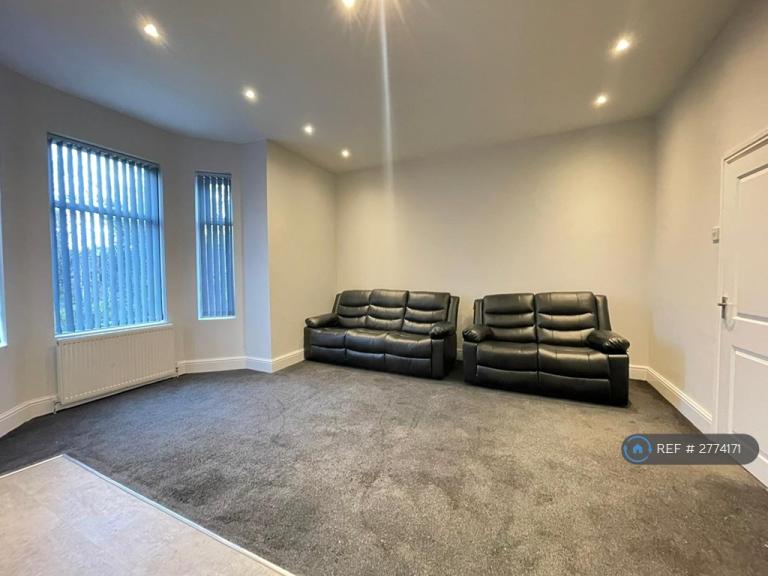 3 bedroom flat in Mayfield Road, Manchester, M16 (3 bed) (#2774171)