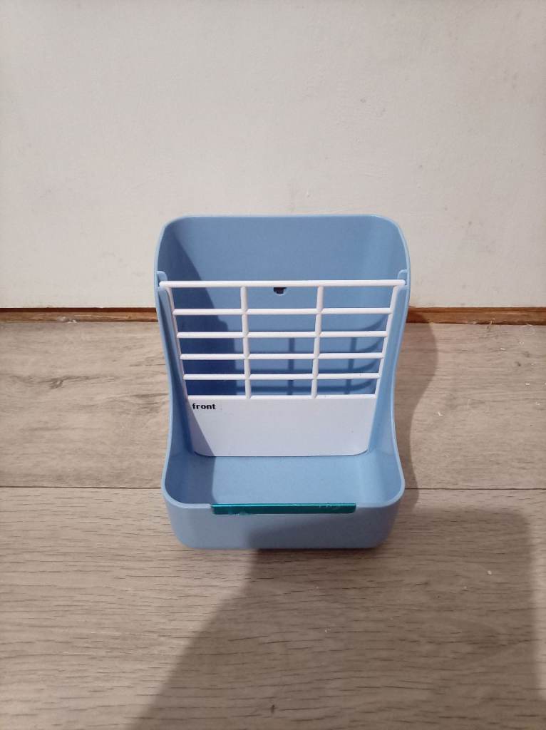 Small animal hay feeder 
