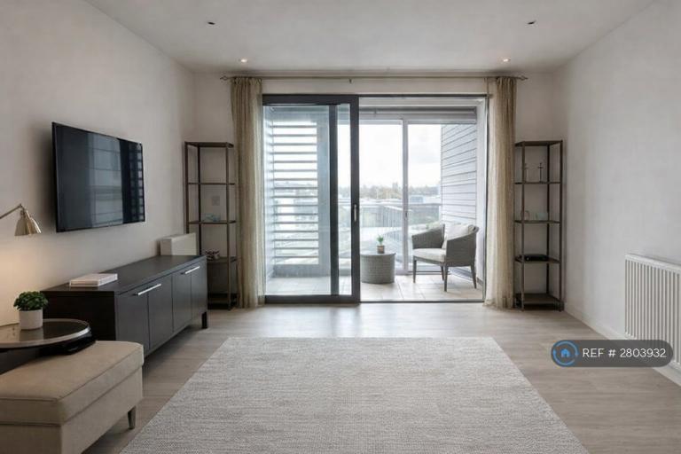 1 bedroom flat in Westgate House, Brentford, TW8 (1 bed) (#2803932)