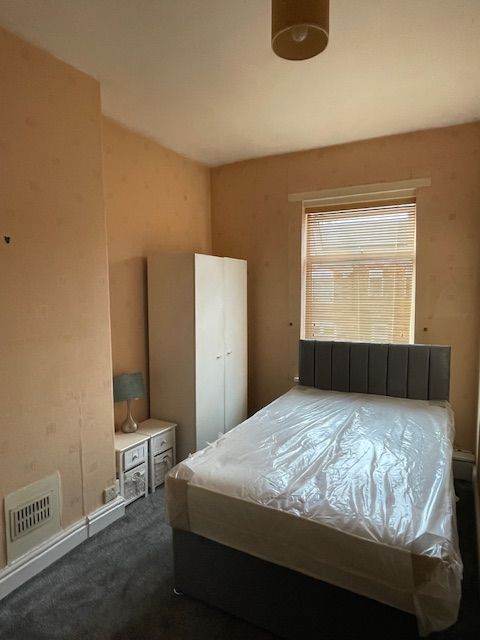Excellent double room to rent, bills, internet, furnished. Excellent location.