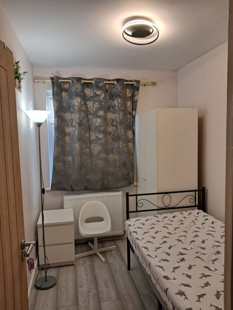Single room available in Wallington, preferably for a female tenant.
