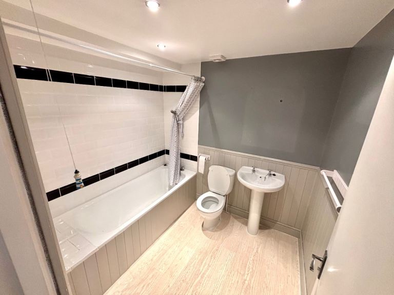 2 Bed Apartment Comber Square for rent