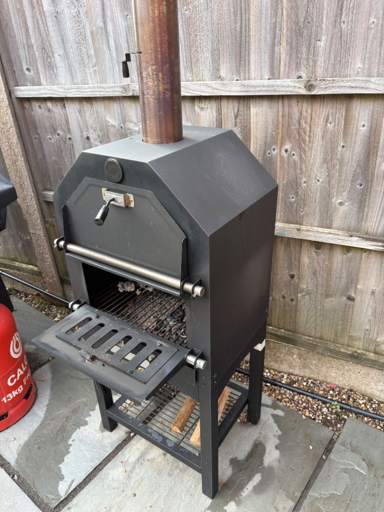 Pizza Oven / BBQ with Cover - Good Condition