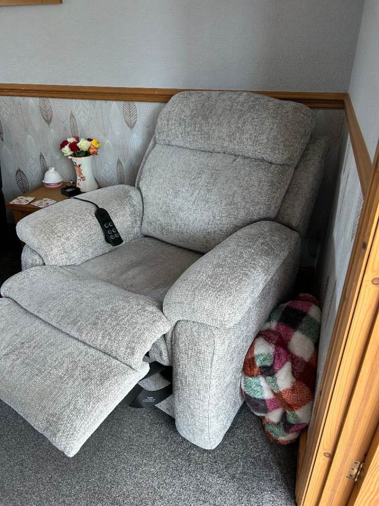 RISER RECLINER CHAIR