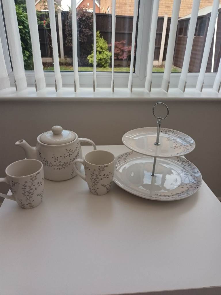 Lovely White Teapot, Mugs & Cake Stand Set – Good Condition