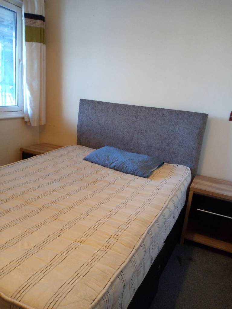 Room to let in two bedrooms apartment 
