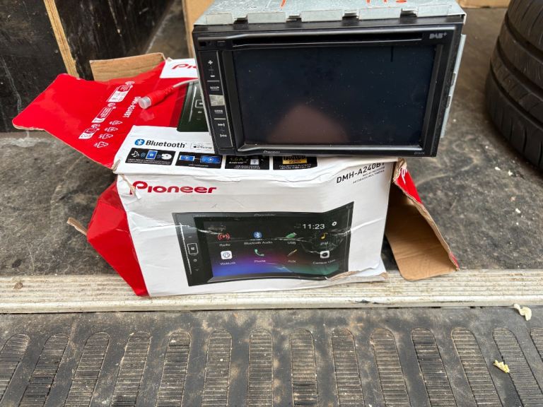 PIONEER TOUCH SCREEN RADIO 