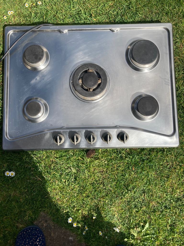 Gas hob with five rings