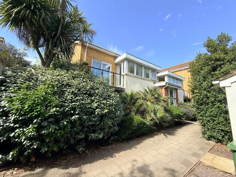 Pier Way, London,Stylish Two Bedroom Apartment with Balcony & Allocated Parking