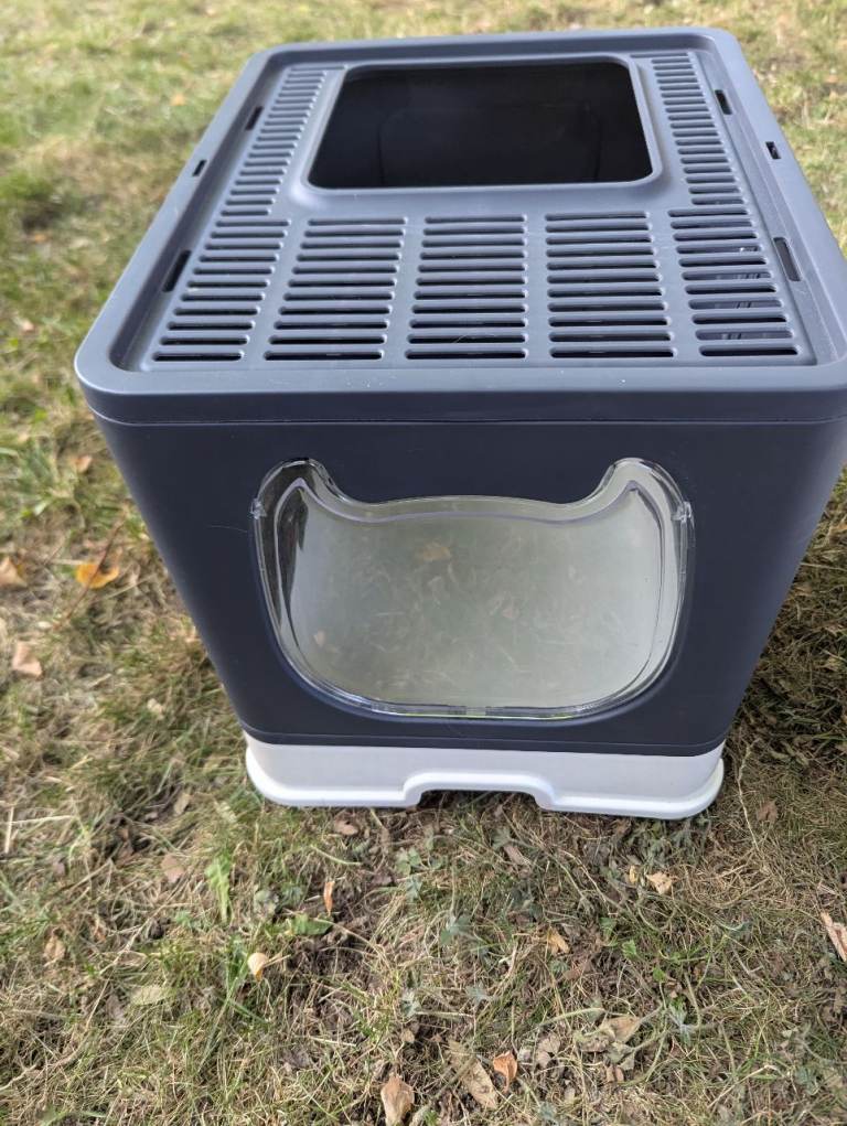Cat litter tray / box