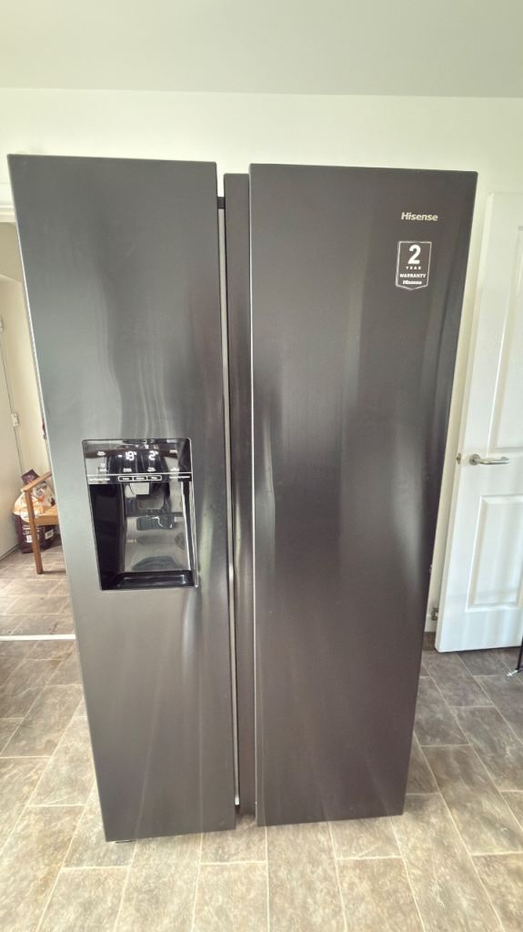 Hisense Black American Style Fridge Freezer with Built-in Water Dispenser
