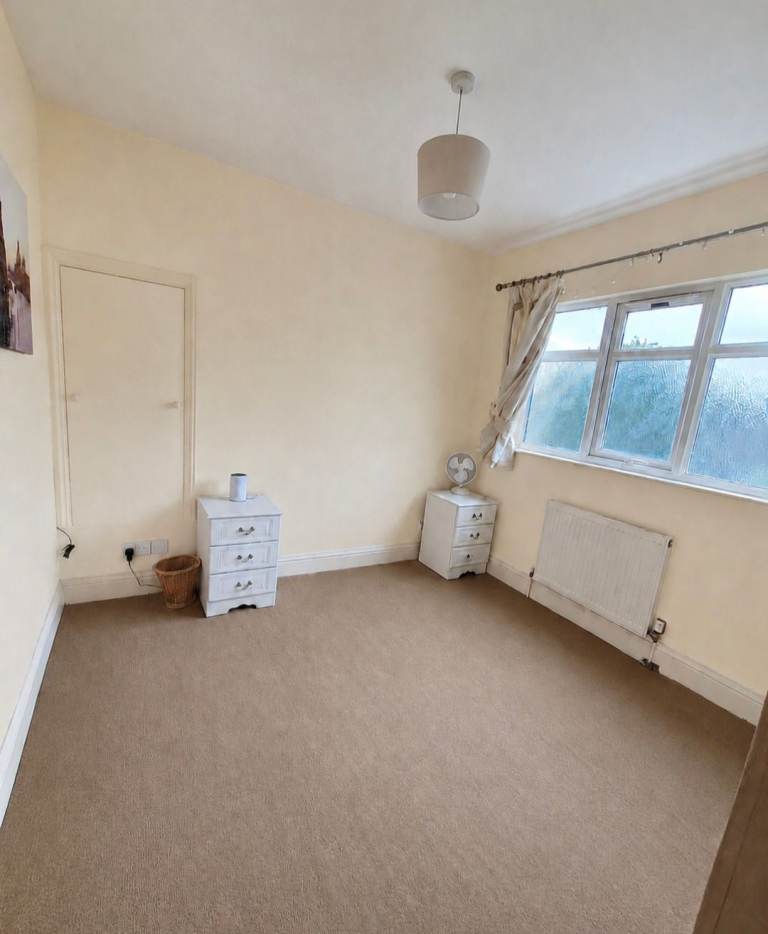 Bright Double Room in Westcliff – Bills Included – £750pcm