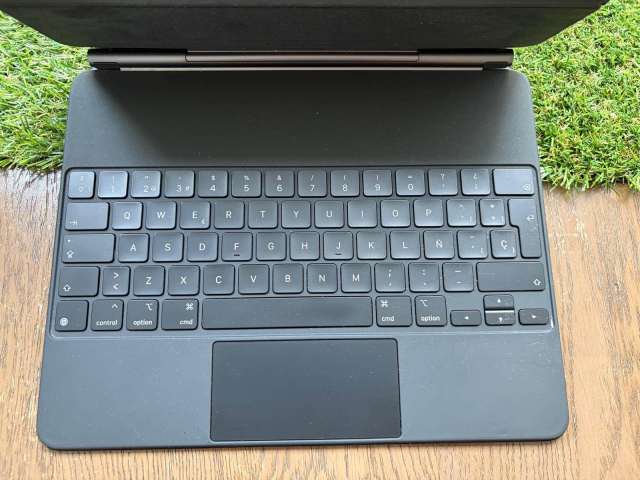 Apple Magic Keyboard 12.9” - A1998 (Spanish Layout) | in Greenford