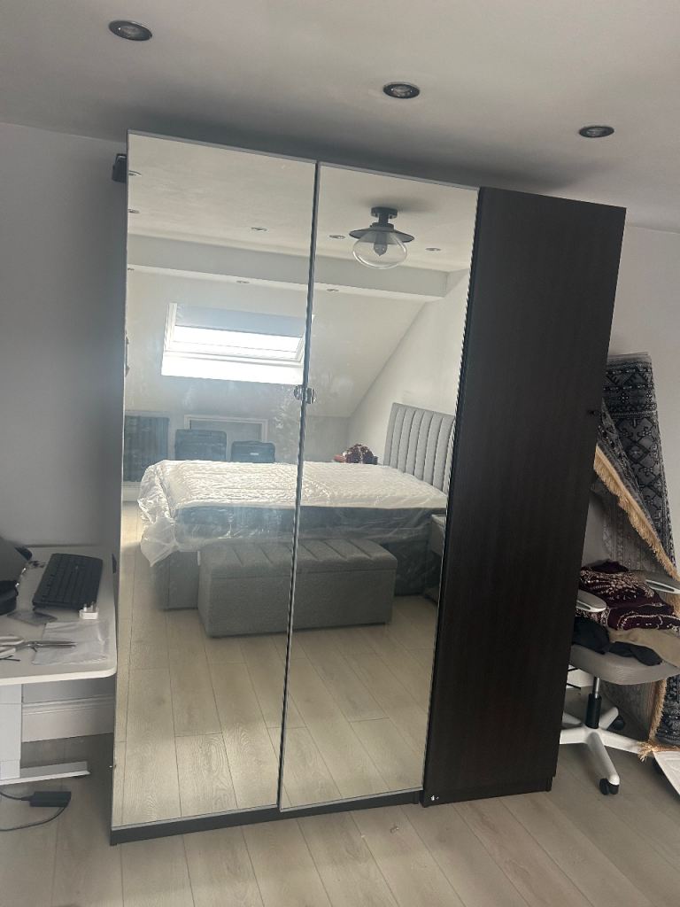 Large Mirrored Wardrobe with Storage – Good Condition