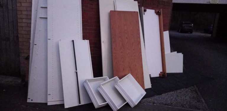 WARDROBE FIXTURE , on wheels , FREE LOCAL DELIVERY ,  3 section unit . 3 draws , clothes raiL , M