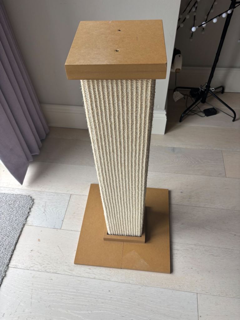 Unused heavy duty large scratching post