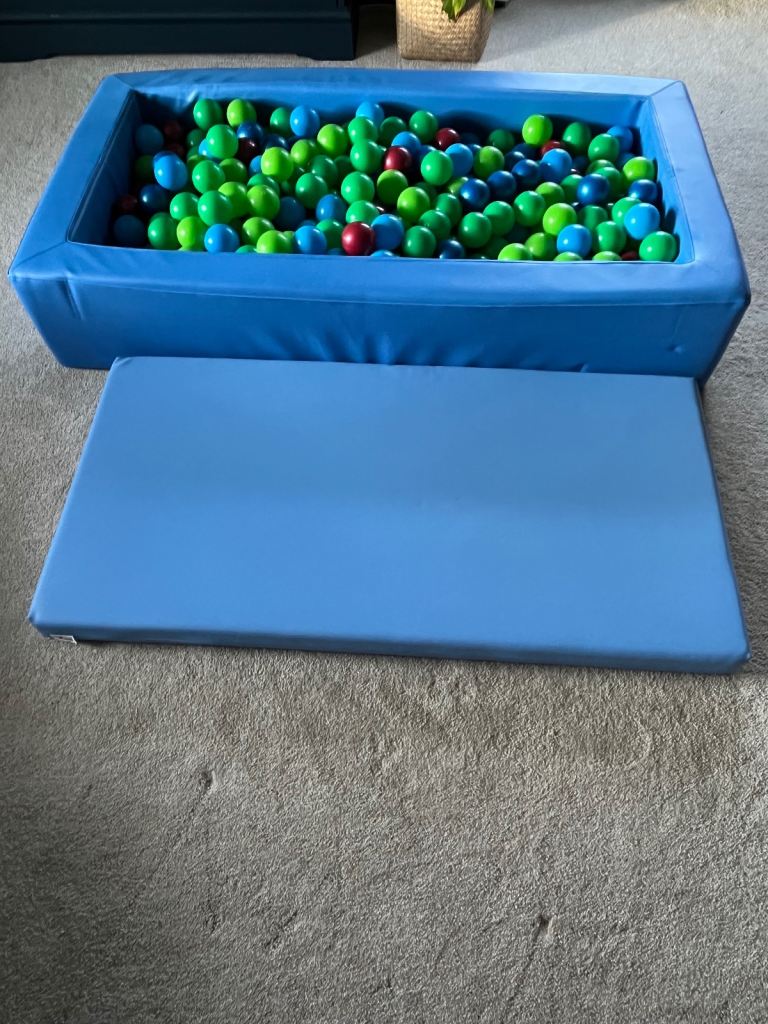 Soft play ball pit with balls and mat.