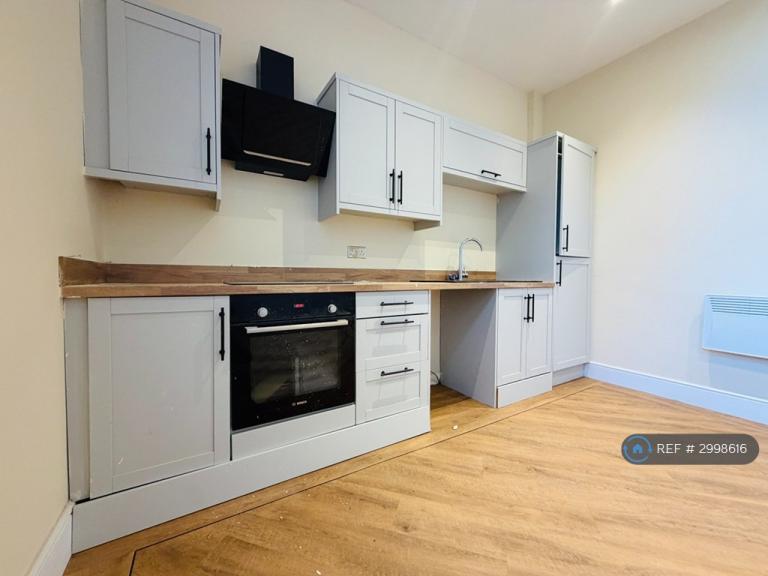 1 bedroom flat in Richardshaw Lane, Pudsey, LS28 (1 bed) (#2998616)