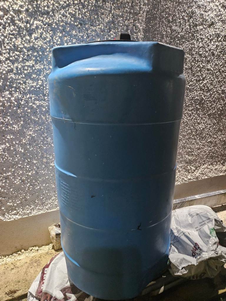 Good Condition Blue 300 Litre Water Tank