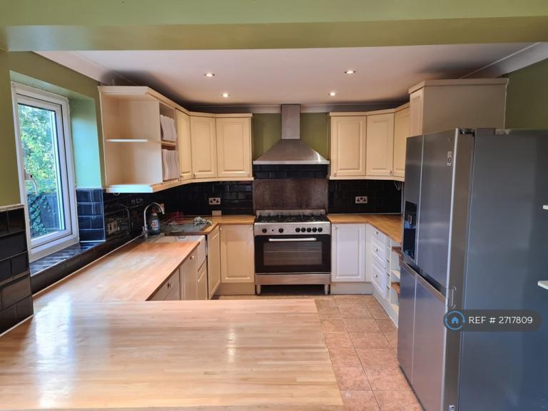 4 bedroom house in Wesley Avenue, Colchester, CO4 (4 bed) (#2717809)