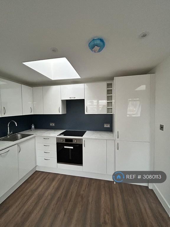 1 bedroom flat in Netherwood Road, London, W14 (1 bed) (#3080113)
