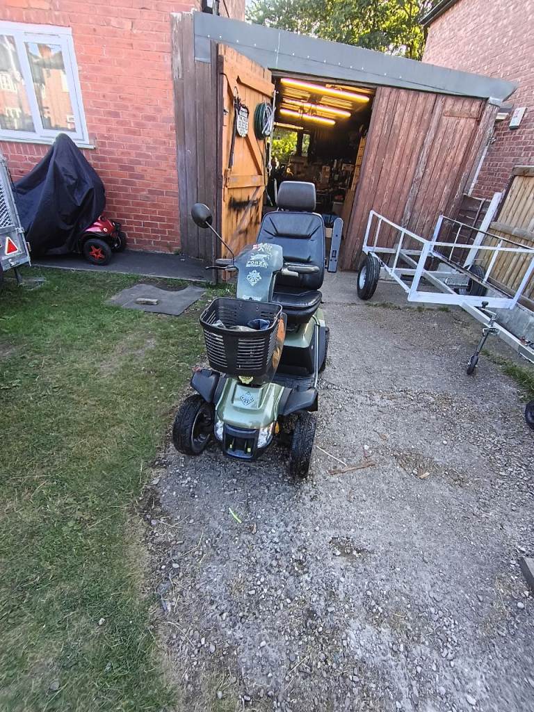 LARGE PRIDE EXECUTIVE CLASS 3 MOBILITY SCOOTER 
