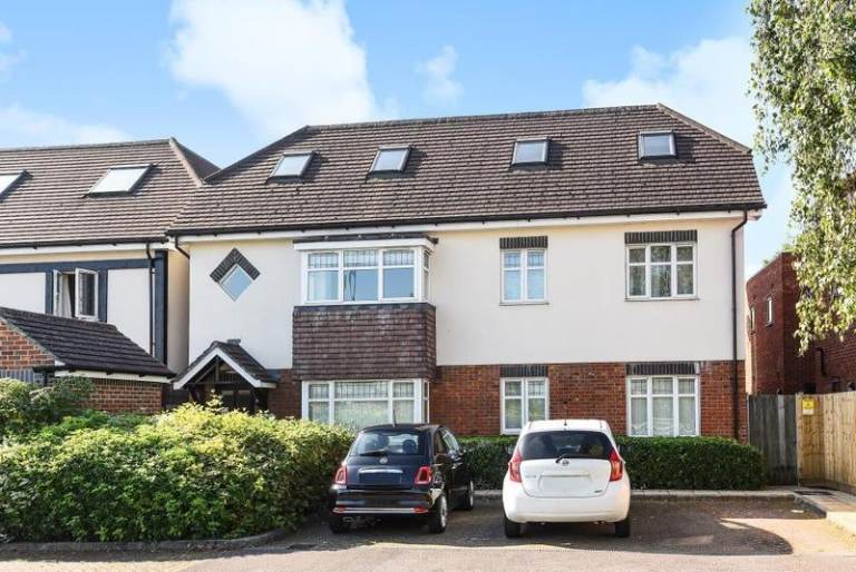 Lovely double room in Headington 3 bed flat, near bus stops to JR and town centre