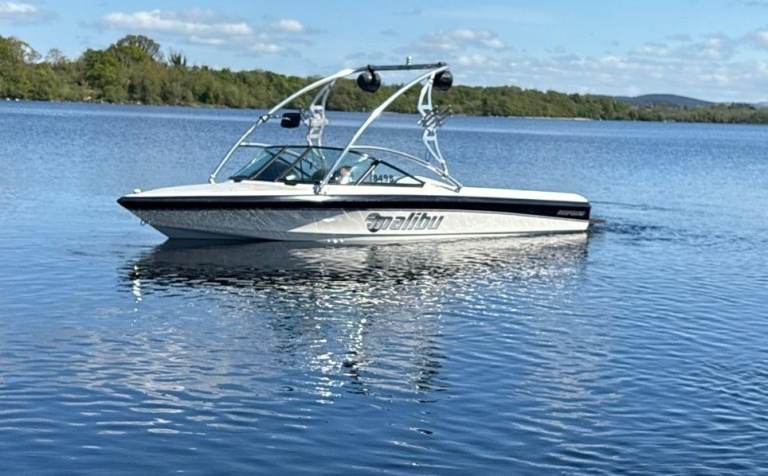 Malibu response tournament ski boat speedboat