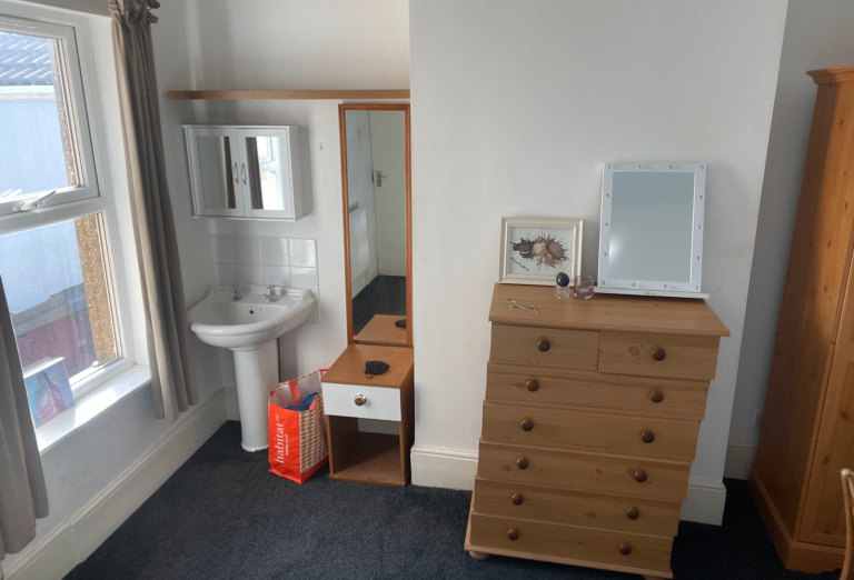 All bills included near the TRAIN STATION and High Street