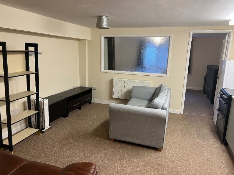 ONE BED FLAT FOR RENT. GORSE HILL. £695per month 